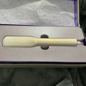 MONAT Steam Dream Straightening Iron - brand new